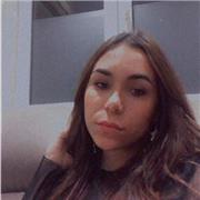 profesora de lengua ofrece clases a niños de primaria